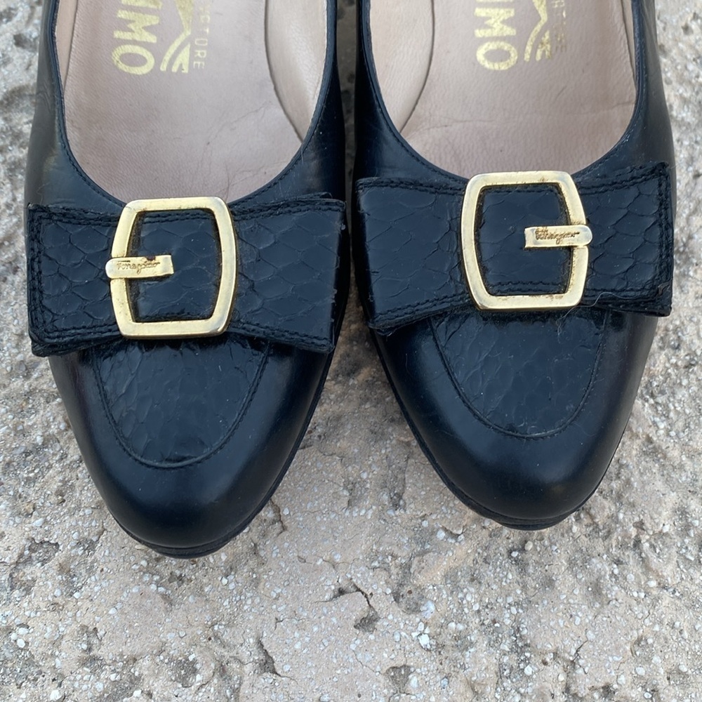 Salvatore Ferragamo bow pumps with snakeskin texture and brass hardware 5.5 B - Picture 5 of 14